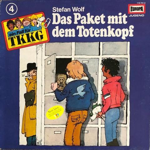 Ein Fall für TKKG: Das Paket mit dem Totenkopf - Cover der Hörspiel-LP inkl. gelbem "Nett hier. Aber waren Sie schon mal in Rocky Beach?"-Aufkleber auf einer Schließfachtür.