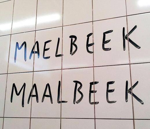 Le nom de la station de métro "Maelbeek / Maalbeek" écrit en lettres noires sur des carreaux blancs, dans ses deux versions linguistiques, française et néerlandaise. Photo emblématique de la station bruxelloise frappée par l’attentat du 22 mars 2016.

