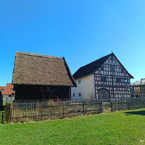 Schwäbisches Freilichtmuseum Illerbeuren Gebäude mit Rebdach und Fachwerkhaus