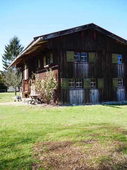 Schwäbisches Freilichtmuseum Illerbeuren Gebäude mit Holz verziert 