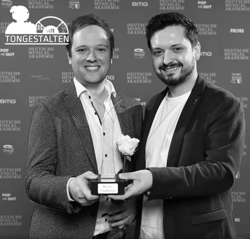 Maximilian Becker und Florian Kampa präsentieren stolz die Trophäe des Deutschen Musical Theater Preises 2024 in der Kategorie bestes Sounddesign.