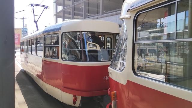 Tatra-Straßenbahn an der Zentralhaltestelle Chemnitz