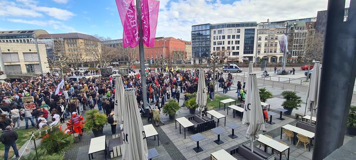 1315 Demo gegen Rechs hier Bördenplatz vor Ankunft der Demo vom HBF
#S2203 EA: -> 015205372805 #Stuttgart #TDGR