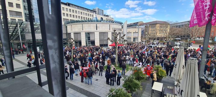 1315 Demo gegen Rechs hier Bördenplatz vor Ankunft der Demo vom HBF
#S2203 EA: -> 015205372805 #Stuttgart #TDGR