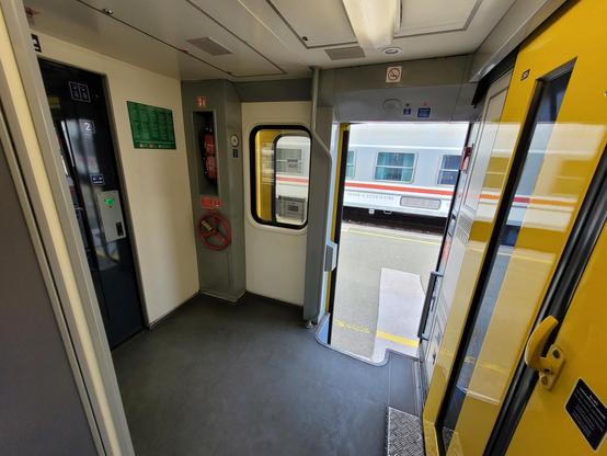 Entrance lobby of the MAV carriage.
