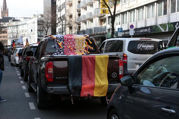 Reihe der Autos von hinten.