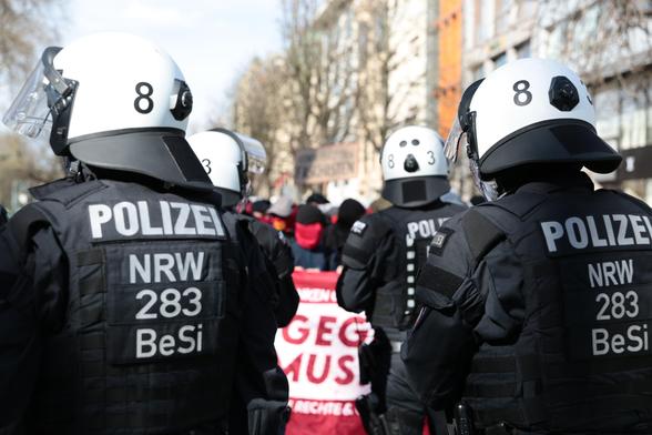 Behelmte Polizisten vor der Blockade