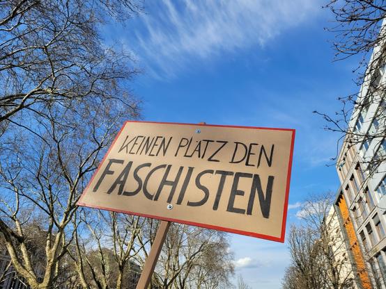 Schild  in der Blockade "Keinen Platz den Faschisten"
