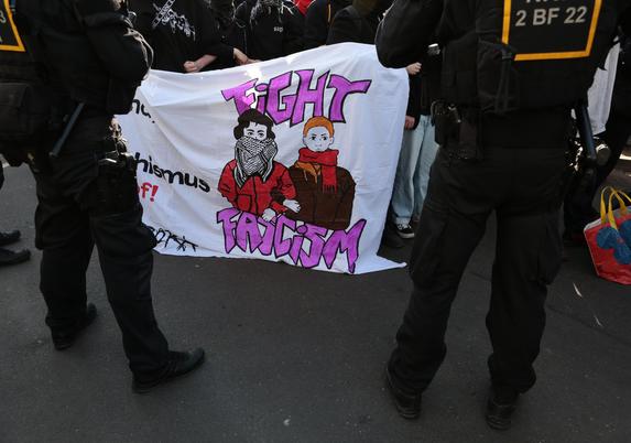 Banner "fight rascism" 