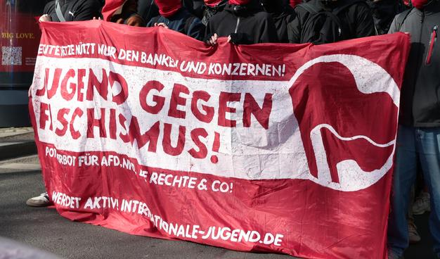 Banner "Jugend gegen Faschismus"