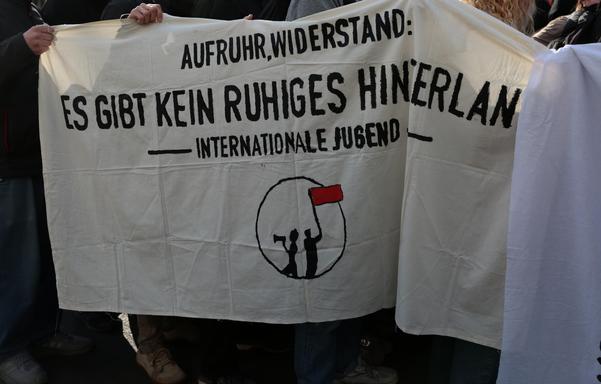 Banner "Es gibt kein ruhiges Hinterland"