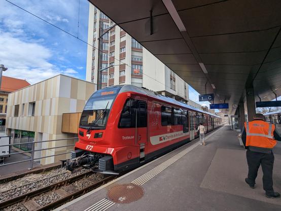 Automotrice des chemins de fer du Jura prêt au départ pour Glovelier en gare de La Chaux de Fonds