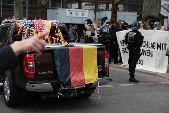 Der Autokorso fährt über die Düssel