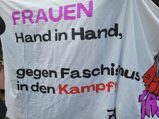 Banner "Frauen Hand in Hand, gegen Faschismus in den Kampf"