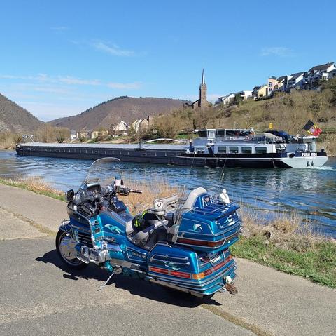 Ein Schiff auf der Mosel, davor ein Motorrad.