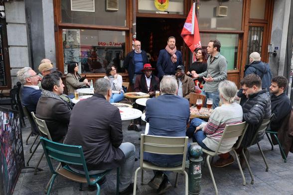 membres du PS en réunion au café central, en terrasse