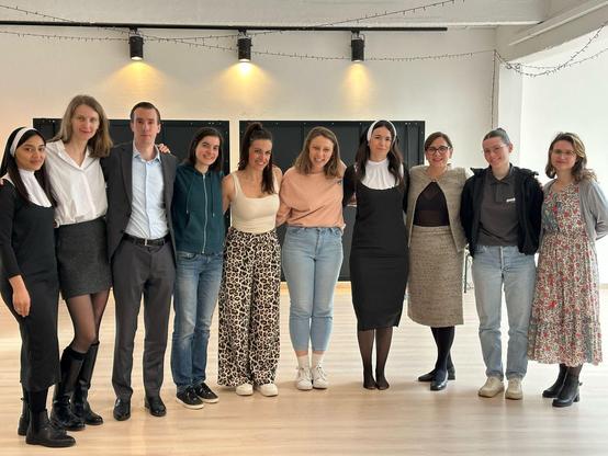 Group picture of the beginner group of the acting lessons at The Bridge in Brussels