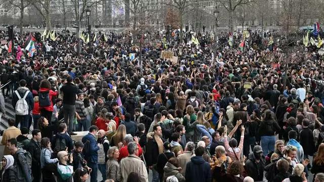 Photo Des manifestants participent à une mobilisation sur la place de la République à Paris le 22 mars 2025, dans le cadre de la journée internationale contre le racisme et le fascisme.