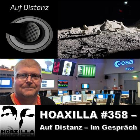 Bildcollage zur HOAXILLA-Folge #358 „Auf Distanz – Im Gespräch“ enthält vier Hauptbereiche:
Oben links: Das Logo des Podcasts „Auf Distanz“ – ein stilisiertes Mikrofon, das in die Form von Saturns Ringen integriert ist, auf schwarzem Hintergrund.
Oben rechts: Eine Nahaufnahme einer Mondlandschaft mit Felsen und Schatten, die an Aufnahmen von Raumsonden oder Mondmissionen erinnert.
Unten links: Ein Porträtfoto von Lars Naber, dem Host von „Auf Distanz“. Er trägt eine Brille, hat kurze Haare und schaut in die Kamera. Er trägt ein schwarzes T-Shirt und eine rote Akkreditierungslasche um den Hals.
Unten rechts: Eine Aufnahme aus dem ESA-Kontrollzentrum (ESOC) mit mehreren Bildschirmen, grünen Statusanzeigen und dem ESA-Logo an der Wand.
Im unteren Bereich steht groß "HOAXILLA #358 – Auf Distanz – Im Gespräch" in weißer Schrift auf schwarzem Hintergrund, begleitet vom HOAXILLA-Logo mit den beiden stilisierten Gesichtern mit Sonnenbrillen.
