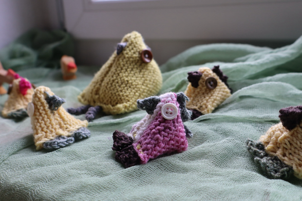 Gestrickte Hühnerschar (Deko)