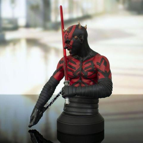 Photo du buste de Darth Maul de Gentle Giant, dans une version The Clone Wars. Darth Maul regarde vers sa droite. Il tient dans sa main droite et vers l'arrière le Dark Saber (des Mandaloriens) et dans sa main gauche un sabre laser rouge tenu à proximité de son visage.
Le torse de Darth Maul est couvert de tatouages.