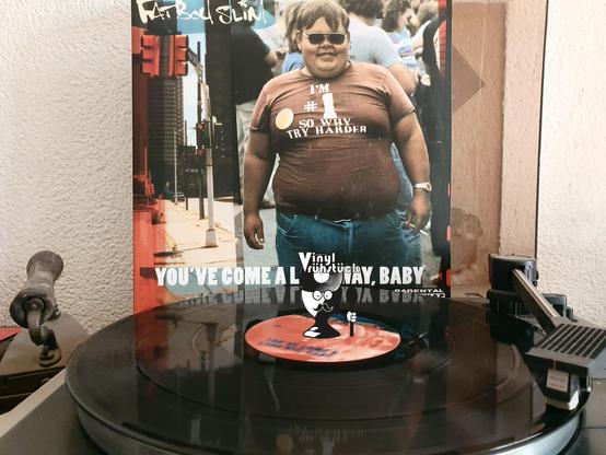 Die im Post genannte Platte liegt auf dem Plattenspieler, das Cover steht aufrecht dahinter.