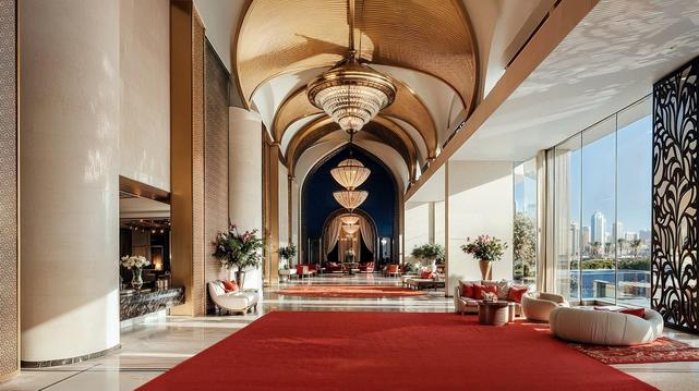 Lavish design, contemplative luxury
You can see and feel the grandeur: palatial atmosphere, warmth of finishes, harmony, generosity...