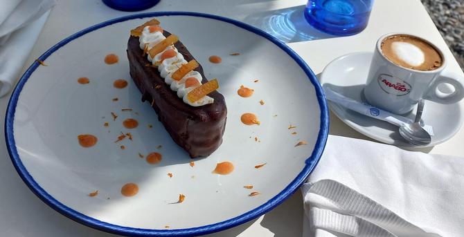 Nachtisch mit Schokolade und Blutorange, daneben ein Espresso 