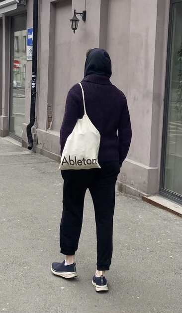 dude with Ableton totebag 