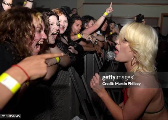 Amyl and the Sniffers est un groupe de rock australien formé à Melbourne en 2016. Le groupe est connu pour son mélange d'éléments de punk, de rock garage et de rock'n'roll, avec un son brut et énergique. Leur musique est souvent associée à un style sauvage et décadent, avec des paroles provocantes.

Le groupe se distingue surtout par sa frontwoman, Amy Taylor, dont l'énergie sur scène et son attitude rebelle sont devenues des éléments clés de l'identité du groupe. Amy est une figure centrale qui incarne l'esprit du groupe : une énergie déchaînée et une présence magnétique.

Leurs albums, comme "Amyl and the Sniffers" (2019) et "Comfort to Me" (2021), ont été salués par la critique pour leur son authentique et leur esprit punk, attirant un large public. Leur style musical a des influences des années 70 et 80, avec des touches de punk et de garage rock, mais aussi des références à la scène musicale australienne underground.

Le groupe est également reconnu pour ses performances live explosives et son image débridée, ce qui en fait un incontournable pour les amateurs de rock brut et sans compromis.