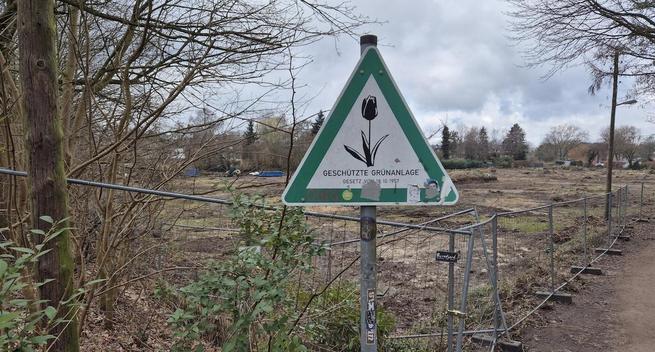 Schild "Geschützte Grünanlage" vor einer gerodeten Fläche in Hamburg-Eimsbüttel