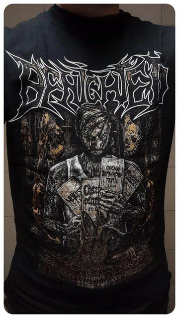 T-shirt du groupe Benighted avec un boucher bien sale qui tient des billets de festival dans les mains.