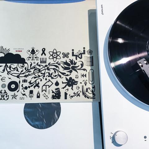 März / Love Streams