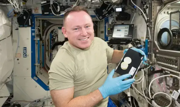 Astronauta da NASA, Barry Wilmore, destaca sua fé em Jesus após nove meses no espaço, enfrentando desafios técnicos e emocionais. Foto: NASA.