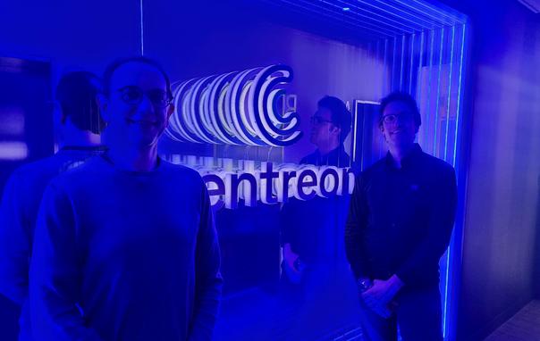 Vincent et Clément devant le logo Centreon