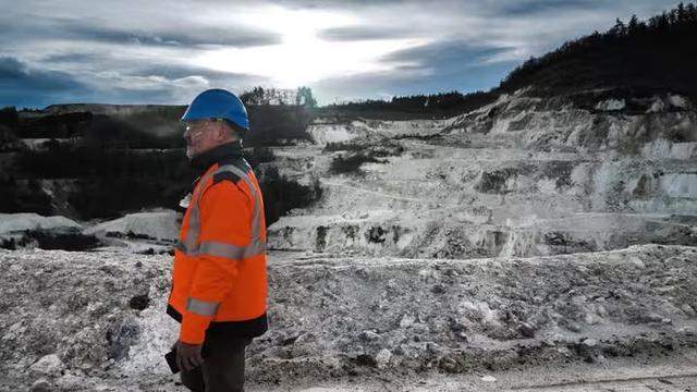 Photo Un employé d'une mine de lithium en projet à Echassières, dans l'Allier, le 17 janvier 2024.