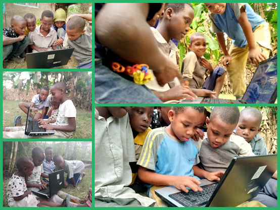 Collage mehrerer Fotos, die alle Kinder im Grundschulalter zeigen. Sie sitzen in einem Garten voller Pflanzen auf einem Rasen. Je ein Kind hält einen aufgeklappten Laptop auf dem Schoß. Aufgeregt stehen weitere Kinder um dieses Kind herum und zeigen auf den Bildschirm oder geben Ratschläge.