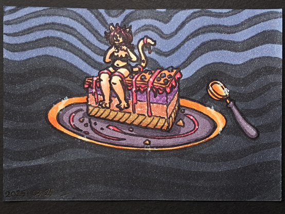 Un dessin représentant une assiette noire bordée d'or avec une cuillère aux mêmes couleurs à côté ; sur l'assiette se trouve une part de gâteau aux couches colorées marron, orange et violet et avec un glaçage et un peu de coulis de fruits rouges, ainsi que des pépites de chocolat ; sur le gâteau se trouve aussi une femme-chat à l'air un peu pommée, en sous-vêtements noirs et aux cheveux rouge-vin, et couverte partiellement de coulis rouge également ; en fond des lignes ondulantes noires et grises.