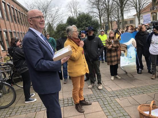 Landrat Gewers und Vertreterin der Bürgerinitiative "Gegenwind" in Kranenburg