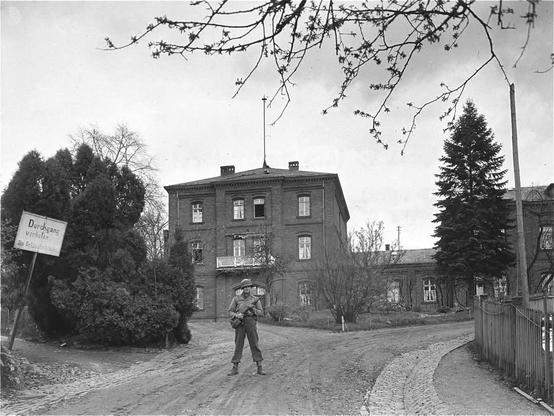 US-amerikanischer Soldat vor der befreiten Tötungsanstalt Hadamar, April 1945. Foto: United States Holocaust Memorial Museum, courtesy of Rosanne Bass Fulton