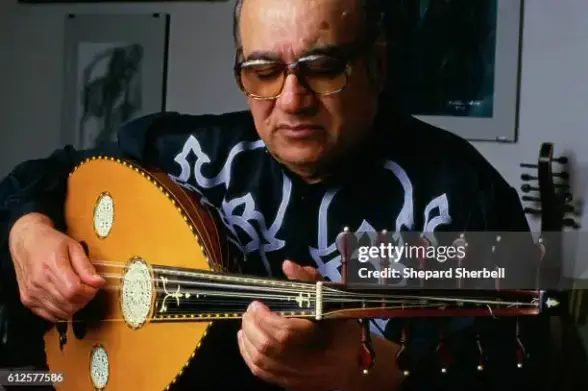Munir Bachir (1930-1997) était un virtuose irakien du oud, un instrument traditionnel arabe. Né à Mossoul, il a été formé dès son jeune âge par son père, lui-même luthiste. Il a étudié à l'Institut de musique de Bagdad et a ensuite poursuivi ses études en Hongrie, obtenant un doctorat en musicologie en 1960.

Bachir est reconnu pour avoir transformé le oud, généralement utilisé comme instrument d'accompagnement, en un instrument soliste respecté. Il a enrichi l'instrument en ajoutant une sixième corde et a popularisé l'improvisation sur les maqâm irakiens, appelées "taqsim". Il a aussi joué un rôle clé dans la reconnaissance internationale de la musique arabe.

Sa carrière l'a amené à se produire en Europe et aux États-Unis, influençant de nombreux oudistes contemporains comme Anouar Brahem. Il est décédé en 1997 à Budapest, laissant un héritage musical durable.