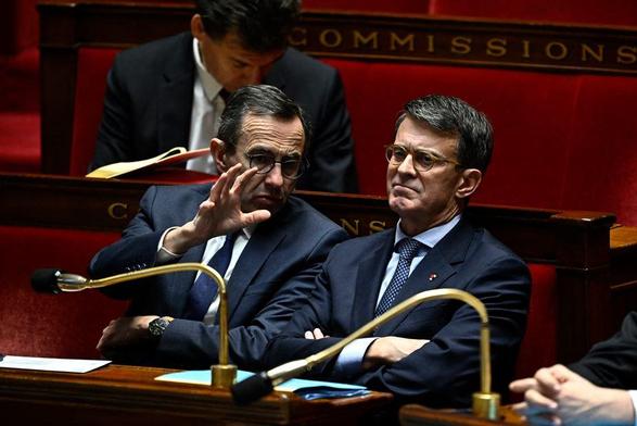 Photo Les ministres français de l’Intérieur et des Outre-mer : Bruno Retailleau et Manuel Valls, à l’Assemblée nationale, le 5 février 2025.