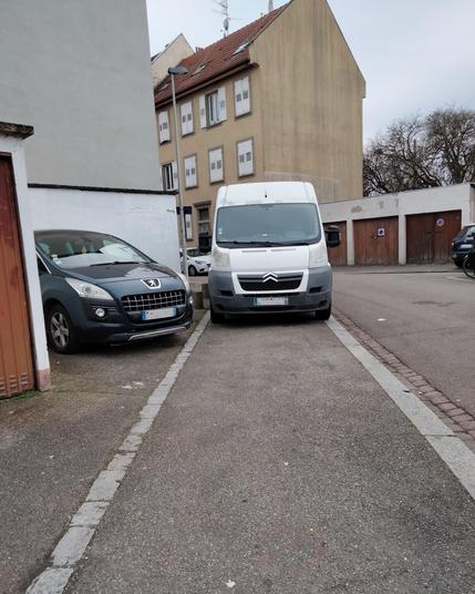 Un autre jour, au même endroit, une camionnette bloque tout autant le trottoir et la vue