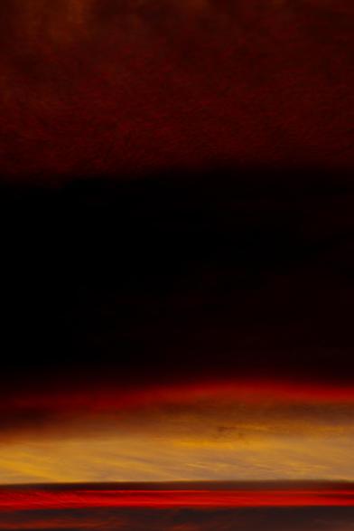 Wolkenschichten rot schwarz in verschiedenen Farben