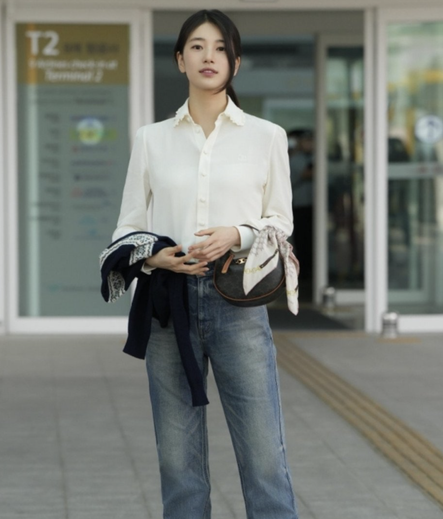 Suzy airport natural beauty
