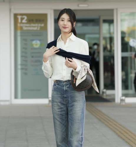 Suzy airport natural beauty
