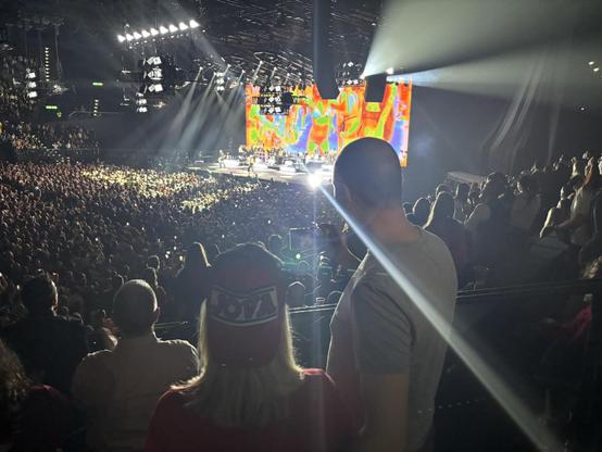 Canzoni sensibili, una penna immersa nello Champagne e un pubblico in fiamme: Lorenzo e la sua orchestra hanno sfondato l’atmosfera rovente dell’Hallenstadion. Racconto di una serata indimenticabile.