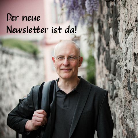 Rüdiger Schmidt mit Akkordeon im Freien