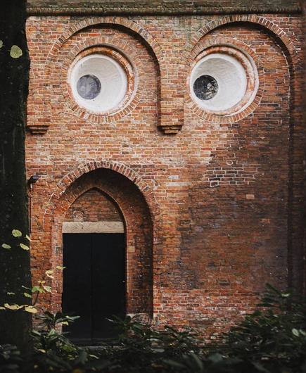 Martinikerk in Groningen: Die rote Backsteinkirche hat zwei runde Oberlichter, die an Augen erinnern und ein leicht versetztes Eingangstor, das einem schreckhaft geöffneten Mund gleicht.