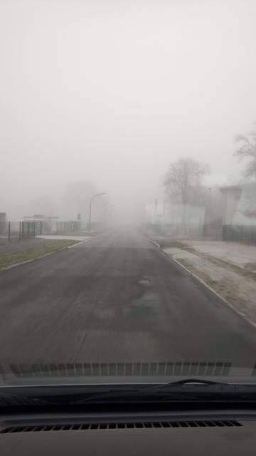 Straße, die in den Nebel führt.